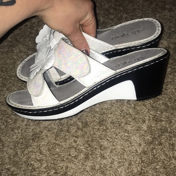 Algeria White Sandles - Picture 4 of 6